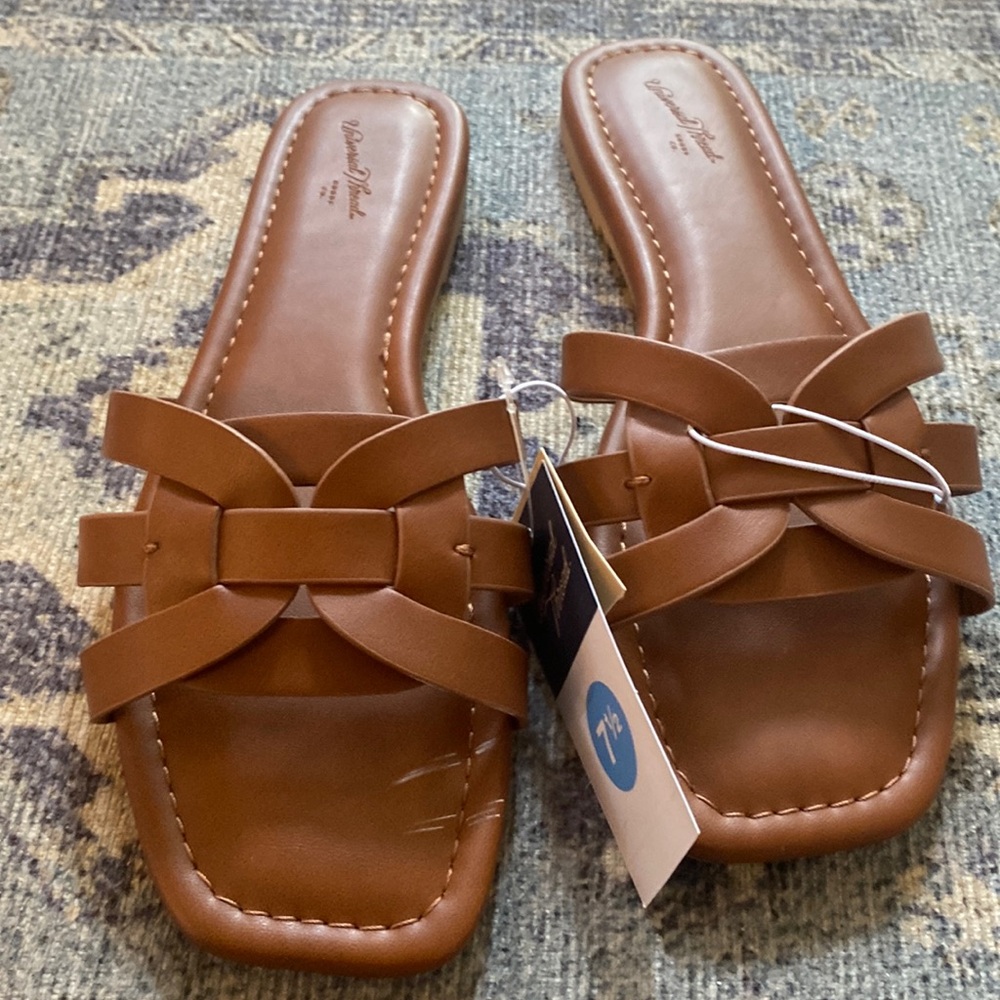 Universal Thread Cognac memory foam sandals; 7.5; NWT